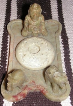 BUDDHA MIT ELEFANTEN AUS SPECKSTEIN