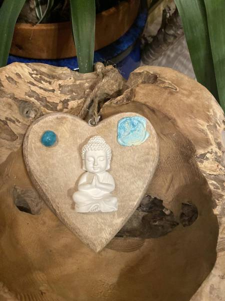 BUDDHA AUF MASSIVEN HOLZHERZ MIT EDELSTEIN