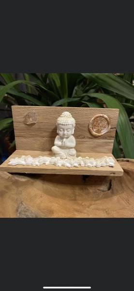 BUDDHA AUF HOLZ MIT EDELSTEIN