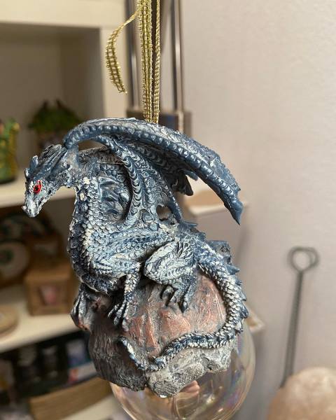 DRACHE AUF EINER GLASKUGEL